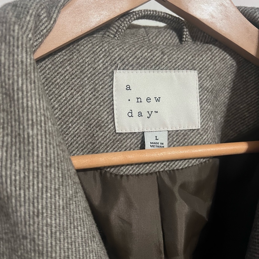 Women’s belted coat. No buttons.